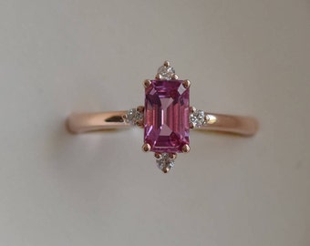 Donker roze saffier verlovingsring. Belofte ring. Emerald engagement ring. 5 stenen ring. Rose gouden verlovingsring. Edelsteen Eidelprecious