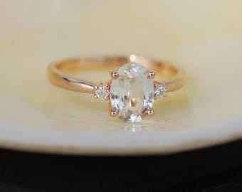 White sapphire verlovingsring. Belofte ring. Ovale verlovingsring. 3 stenen ring. Rose gouden verlovingsring. Edelsteen ring door Eidelprecious