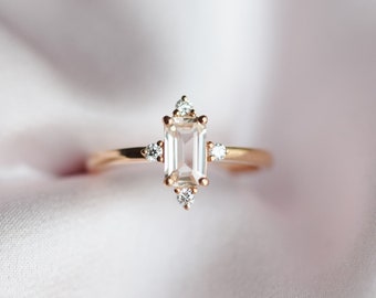 Perzik saffier verlovingsring. Belofte ring. Emerald cut verlovingsring. 5 stenen ring. Gouden verlovingsring steeg met Eidelprecious