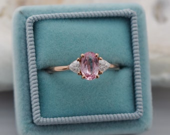 Perzik saffier verlovingsring. Belofte ring. Triljoen verlovingsring. Rose gold verlovingsring. Edelsteenring door Eidelprecious