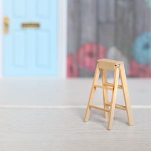 Taburete escalera, con 1 peldaño y asiento en madera encerada, miniatura  escala 1:12. Realización artesanal . -  España