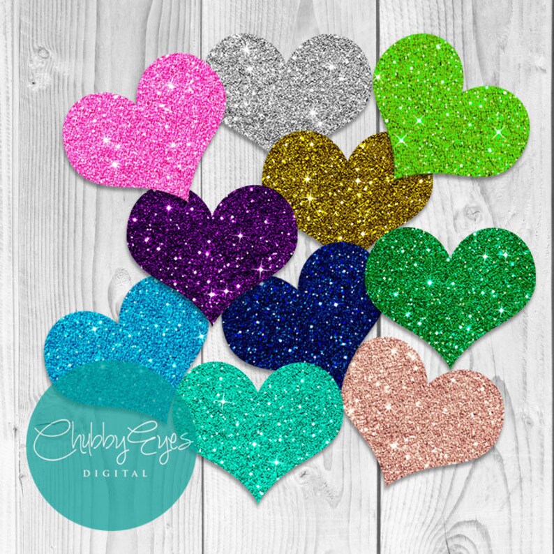 Puede incluir: Nueve formas de coraz&oacute;n de purpurina en varios colores, incluyendo rosa, plata, verde, oro, morado, azul, turquesa y oro rosa. Los corazones est&aacute;n dispuestos en un grupo sobre un fondo de veta de madera.