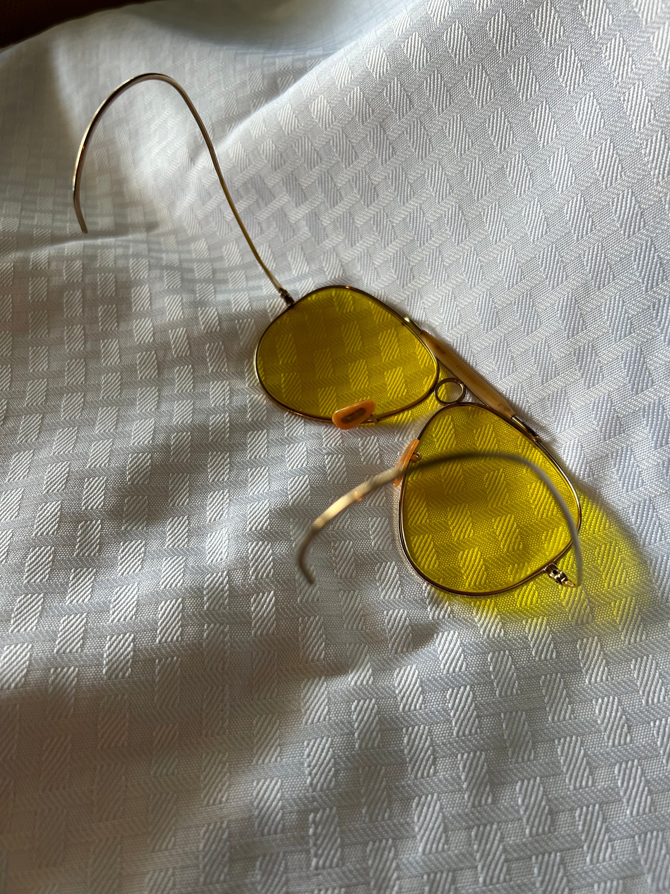 Ray-Ban Polarized Gold Frame Sunglasses with Yellow Lenses includes case Amazon.com: Ray-Ban RB3025 001/51 Unisex Aviator Sunglasses  main image 2