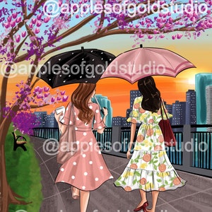 Puede incluir: Dos personas caminan por una calle de la ciudad bajo paraguas. Una persona lleva un vestido rosa con lunares blancos y la otra lleva un vestido blanco con estampado de limón. El horizonte de la ciudad es visible en el fondo.