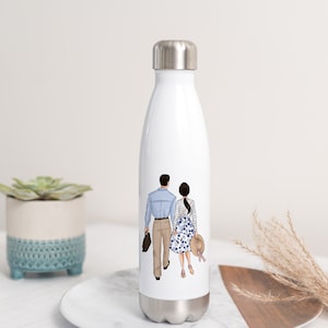 Op de afbeelding: Een witte waterfles van roestvrij staal met een afbeelding van een stel dat van de kijker afloopt. Het stel draagt ​​casual kleding en de vrouw draagt ​​een strohoed.