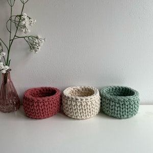 Small crochet basket, with and without handles, modern crochet basket, round 11 cm diameter, Bobbiny image 4