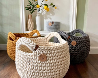 Cesta de crochet XL, Jumbo Bobbiny redonda con base de madera de haya de 6 mm de espesor, tejida a crochet en patrón neutro.
