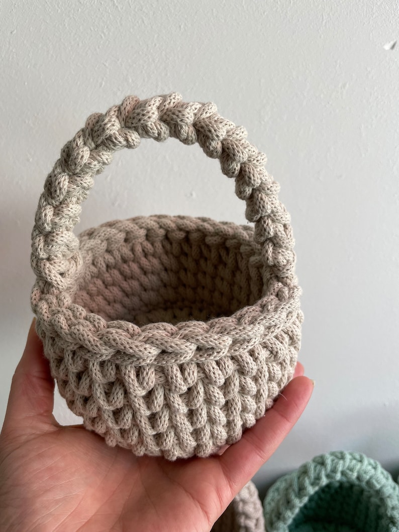 Small crochet basket, with and without handles, modern crochet basket, round 11 cm diameter, Bobbiny mit Henkel