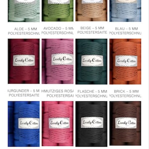 Op de afbeelding: Een collectie van twaalf spoelen van 5 mm polyesterkoord in diverse kleuren, waaronder alo&euml;, avocado, beige, blauw, bordeaux, oudroze, flessengroen, baksteen, korenbloemblauw, suikerroze, zwart en chocolade, elk met een Lovely Cottons label.
