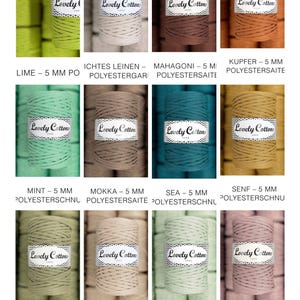 Op de afbeelding: Een collectie van twaalf spoelen van 5 mm polyesterkoord in diverse kleuren, waaronder limoen, linnen, mahonie, koper, munt, mokka, zee, mosterd, olijf, zand, pistache en poederroze. Elke spoel is voorzien van een wit label met de tekst Lovely Cottons.