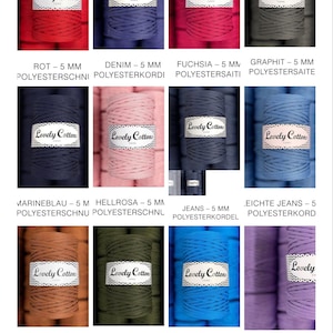 Op de afbeelding: Een collectie van twaalf spoelen van 5 mm polyesterkoord in diverse kleuren, waaronder rood, denim, fuchsia, grafiet, marineblauw, lichtroze, jeans, licht jeans, karamel, kaki, azuur en lila, elk voorzien van een Lovely Cottons label.
