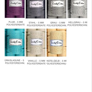 Op de afbeelding: Zeven spoelen van 5 mm polyesterkoord in diverse kleuren, waaronder pruim, staal, grijs, lichtgrijs, turquoise, vanille en pastelgeel. Elke spoel is voorzien van een wit papieren label met de tekst Lovely Cotton in zwarte letters.