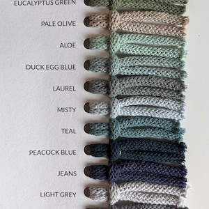 K&ouml;nnte beinhalten: Eine Farbmusterkarte mit dreizehn geflochtenen Kordelmustern in verschiedenen Farbt&ouml;nen, darunter Pine Green, Avocado, Eucalyptus Green, Pale Olive, Aloe, Duck Egg Blue, Laurel, Misty, Teal, Peacock Blue, Jeans, Light Grey, Steel, Charcoal und Black.