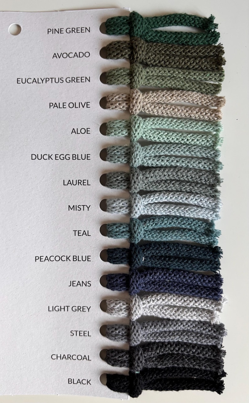 K&ouml;nnte beinhalten: Eine Farbmusterkarte mit dreizehn geflochtenen Kordelmustern in verschiedenen Farbt&ouml;nen, darunter Pine Green, Avocado, Eucalyptus Green, Pale Olive, Aloe, Duck Egg Blue, Laurel, Misty, Teal, Peacock Blue, Jeans, Light Grey, Steel, Charcoal und Black.
