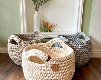 XXL crochet basket, Jumbo Bobbiny Round with wooden base crocheted in a neutral pattern.