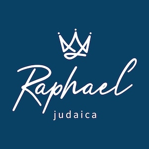 Puede incluir: Logotipo blanco sobre un fondo azul oscuro. El logotipo presenta una corona estilizada sobre la palabra "Raphael" en escritura cursiva. Debajo de la palabra est&aacute; el texto "judaica".
