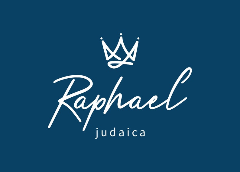 Puede incluir: Logotipo blanco sobre un fondo azul oscuro. El logotipo presenta una corona estilizada sobre la palabra "Raphael" en escritura cursiva. Debajo de la palabra est&aacute; el texto "judaica".