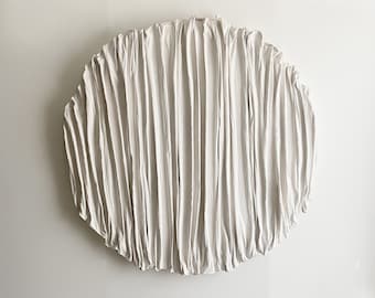 Arte minimalista originale, arte da parete in tessuto drappeggiato rotondo bianco e gesso, arte da parete con pittura strutturata bianca a cerchio moderno