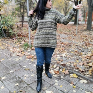 Handgestrickter grüner Pullover aus Mohair und Wolle Grobstrick Pullover. Oversized Locker gestrickter Pullover. Rollkragen Frauen Pullover. Grobstrick Pullover