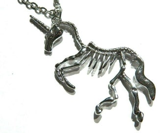 Ciondolo scheletro di unicorno rampante su collana a catena in argento con cavallo scheletrico gotico 3P