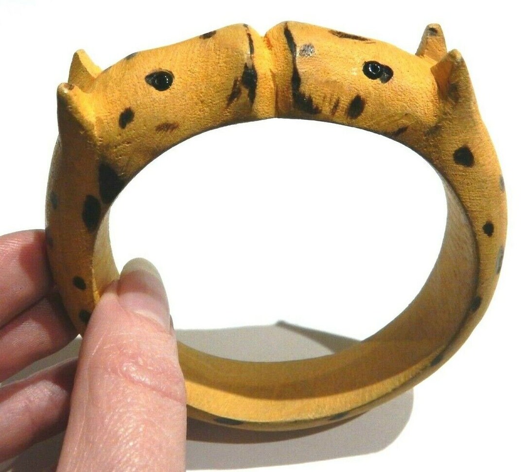 Kosmimata Vraxiolia Kissing Leopards Lefko Vraxioli Xeiropeda Kissing Leopards White Cuff Bracelet