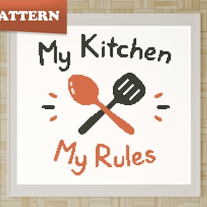 Könnte beinhalten: Kreuzstich-Design mit dem Text "My Kitchen My Rules" in Orange. Ein roter Löffel und ein schwarzer Spatel sind in der Mitte des Designs gekreuzt.