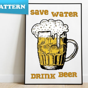 Op de afbeelding: Een pixel art-illustratie van een glas bier met een wit schuimkopje. De tekst "save water drink beer" staat in gele letters boven het bierglas.
