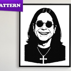 Könnte beinhalten: Schwarz-weiß gerahmtes Porträt einer lächelnden Person mit runder Sonnenbrille und Kreuzanhänger. Das Bild ist ein Musterdesign mit dem Wort "PATTERN" in weißer Schrift auf einem lila Banner.