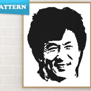 Puede incluir: Retrato en pixel art en blanco y negro de un hombre con una sonrisa pícara. Él está guiñando un ojo y tiene un peinado corto y rizado.