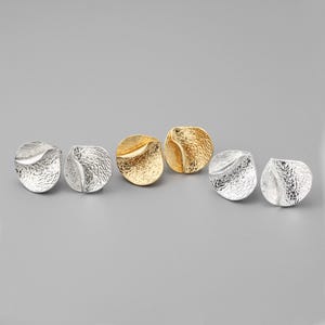 10 postes de pendientes redondos ondulados texturizados en oro/plata, componentes geométricos para pendientes de botón