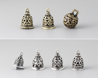 6 cloches en laiton antique : breloques en argent et bronze