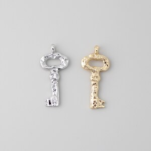 4 abalorios de llave de latón chapado en rodio/dorado, colgantes de llave con pavé de circonitas 24x11x1,5 mm
