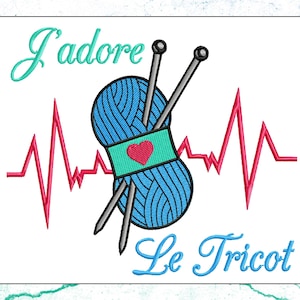Peut inclure: Une pelote de laine bleue avec un cœur rouge et deux aiguilles à tricoter, avec une ligne de battement de cœur rouge derrière. Le texte "J'adore Le Tricot" est écrit sous la laine.