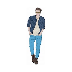 Peut inclure: Un homme portant une veste en jean bleu, un t-shirt blanc, un jean bleu et des bottes marron. Il porte des lunettes de soleil.