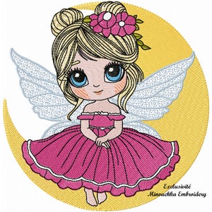 Peut inclure: Image brodée d'une fée aux cheveux blonds, aux yeux bleus et à la robe rose, assise sur un croissant de lune jaune. La fée a des ailes blanches et une couronne de fleurs roses. Le texte "Exclusivité Minouchka Embroidery" est en bas.