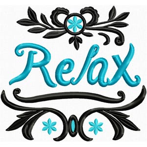 Peut inclure: Motif brodé avec le mot "Relax" en turquoise, encadré de motifs floraux noirs. Le design comprend des fleurs stylisées et des volutes, créant une esthétique décorative et apaisante.