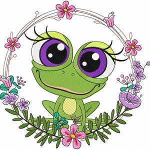 Peut inclure: Une grenouille verte aux grands yeux violets et aux cils est assise dans une couronne de fleurs roses, violettes et vertes.