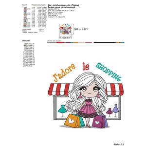 Op de afbeelding: Een geborduurd ontwerp met een cartoonmeisje met lang wit haar, met boodschappentassen. De tekst "J'adore le SHOPPING" staat boven het meisje. Het ontwerp bevat een winkelgevel met jurken.
