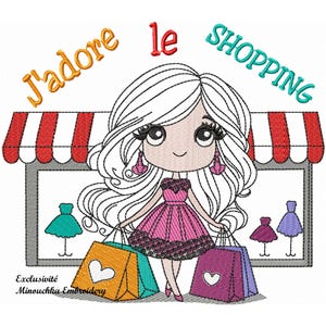 Peut inclure: Motif brodé d'une jeune fille de dessin animé aux longs cheveux blancs, tenant des sacs de shopping. Le texte "J'adore le SHOPPING" est au-dessus d'elle. Le motif comprend un auvent à rayures rouges et blanches et des robes dans une vitrine.