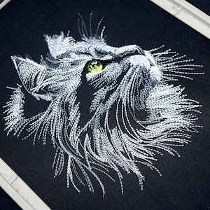 Broderie de chaton réaliste, broderie machine d'un animal mignon pour tissu noir.