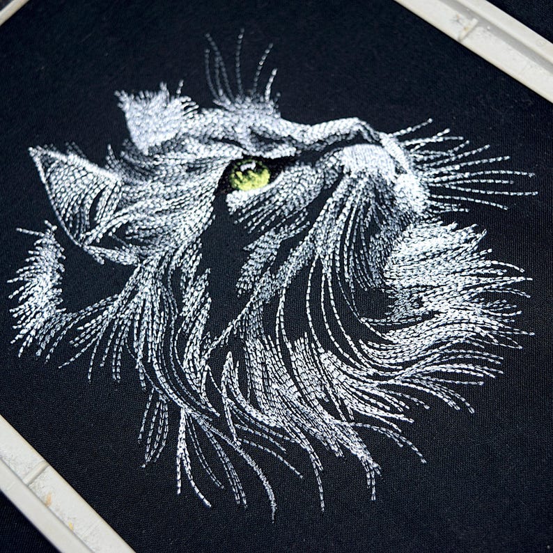 Broderie de chaton réaliste, broderie machine d'un animal mignon pour tissu noir.