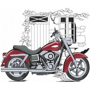 Peut inclure: Une moto rouge garée devant un bâtiment en bois blanc avec des vignes qui poussent dessus.