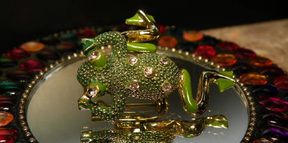 ADORABLE Vintage Frog Brooch Gold Tone With Movab… - image 1