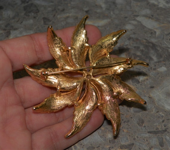 ELEGANT FLORAL BROOCH Froster Gold Tone Metal Vin… - image 5