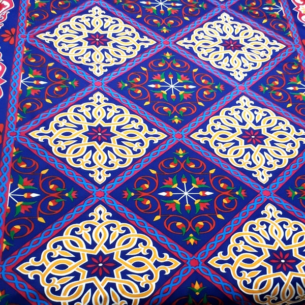 Tissu africain violet avec des motifs traditionnels égyptiens, lotus pour la confection d'objets décoratifs et d'habits. Vendu par 50 cm