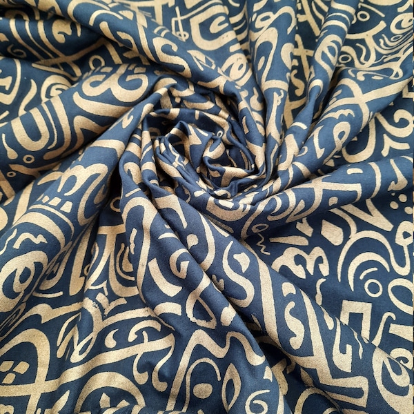 Tissu Moyen Orient bleu très foncé avec Lettres Arabes Métallisées - Idéal pour Robes de Soirée Chic et Accessoires Élégants - Par 50 cm