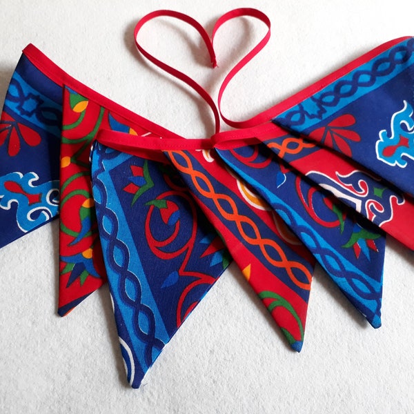 Banderole tissu ethnique, triangles rouge et bleu, idéale pour anniversaire, décoration Ramadan. Élégante touche égyptienne pour les fêtes