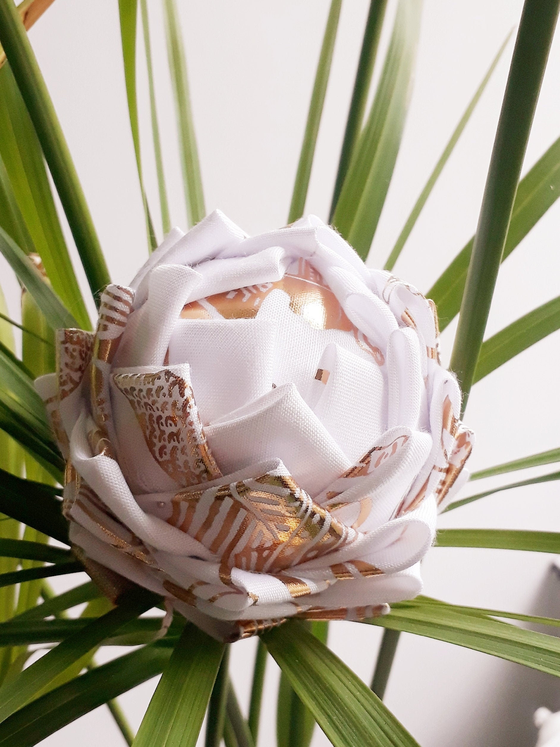 Boule Décorative Blanche et Dorée en Tissu, Suspension Possible, Boule Artichaut Pour Décoration de