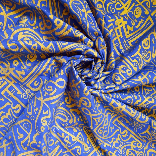 Tissu indigo avec Calligraphie Arabe - Idéal pour la Confection de Caftans, Robes et Accessoires Élégants de mode orientale. Vendu par 50 cm