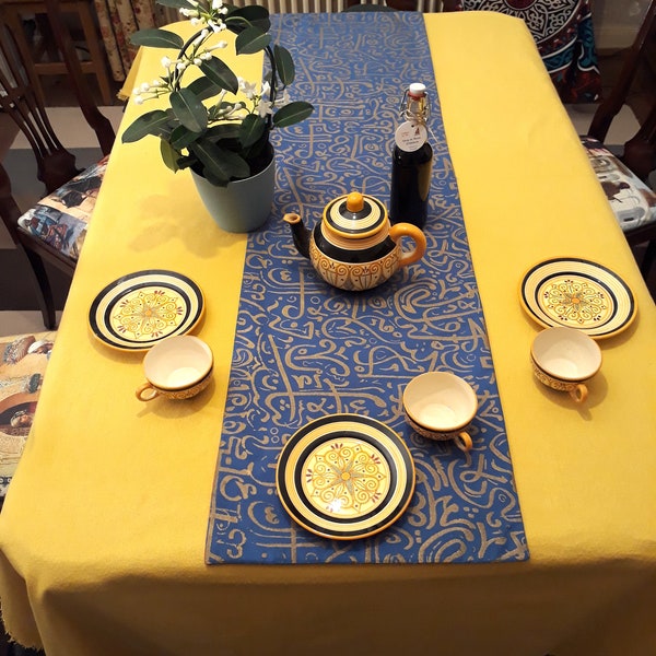 Wende-Tischläufer mit arabischer Kalligraphie und goldenen Buchstaben für ein orientalisches Ambiente. Mehrere Farben verfügbar